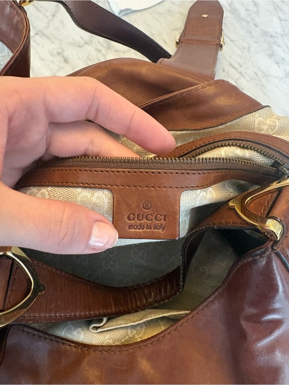 Vintage Gucci Leather Shoulder Bag – Medium Soft Stirrup (Early 2000s) - Picture 7 of 10